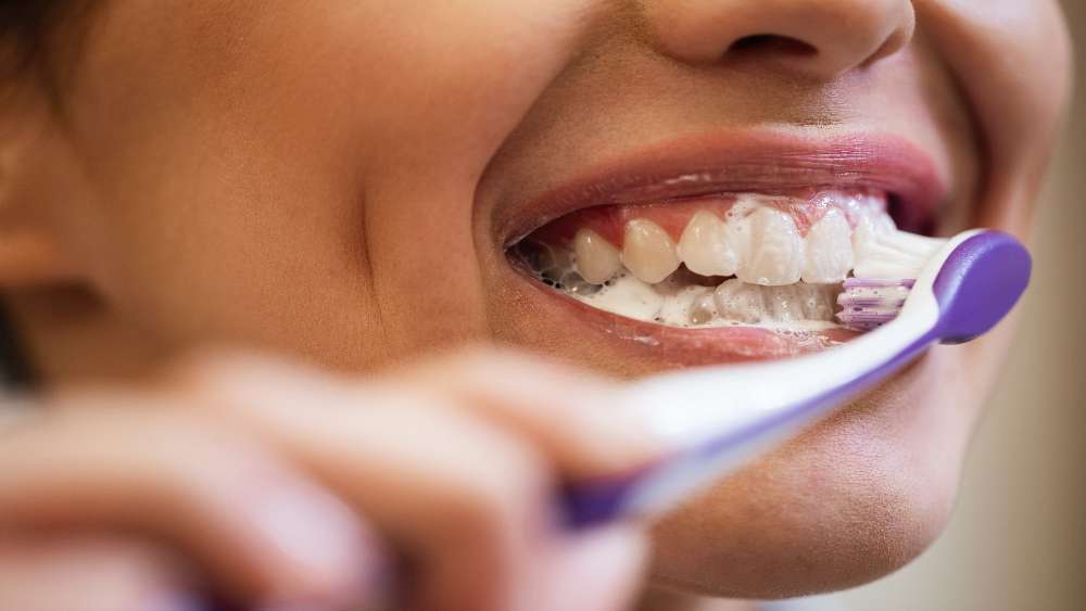 Escovar os dentes em excesso pode fazer mal: entenda mais sobre