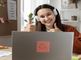 Jovem usando fones modernos, com notebook aberto, envolvido em uma sessão de aprendizado remoto