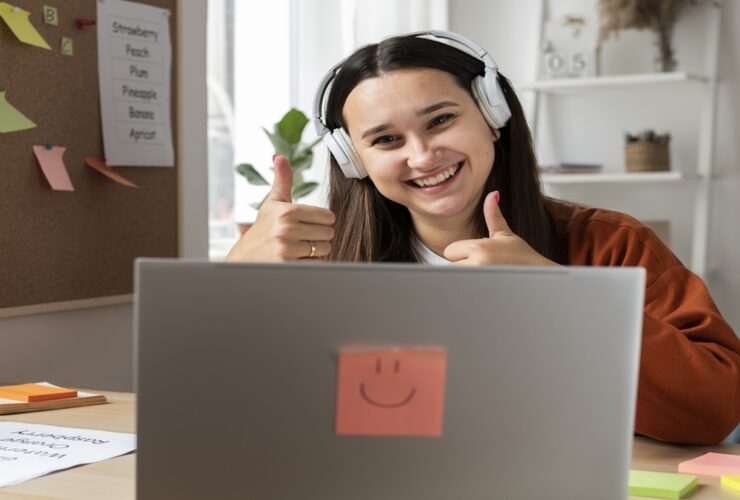 Jovem usando fones modernos, com notebook aberto, envolvido em uma sessão de aprendizado remoto