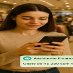 Mulher em loja de roupas recebe alerta de gasto via aplicativo financeiro no celular